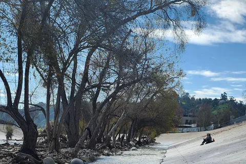Passeio ecológico pelo rio LA e caminhada pela escada secreta