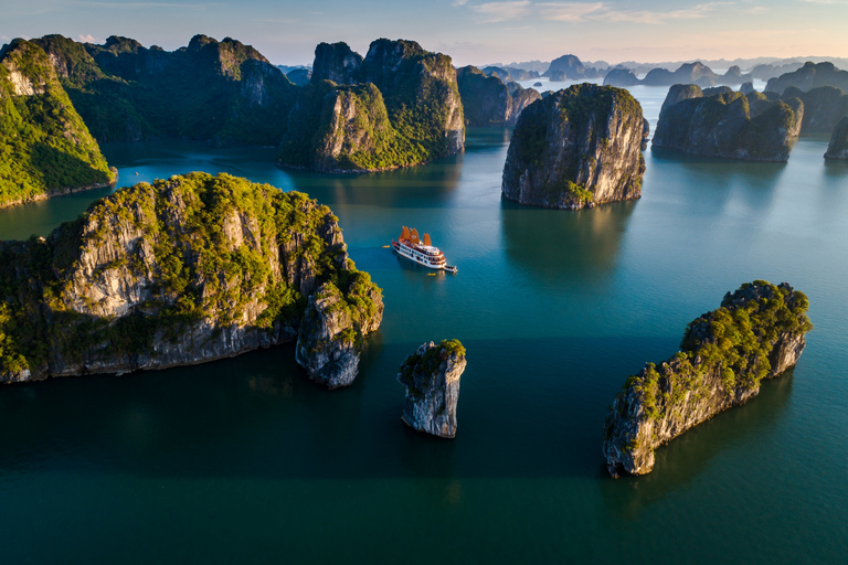 Halong Bucht: 3D2N All inclusive mit Emperor CruiseEmperor Cruise Legacy Halong | 3 Tage Hideaway