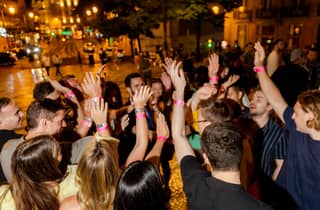 Lissabon Premium Pubcrawl: 1h Open Bar, Shots, VIP Club Eintritt