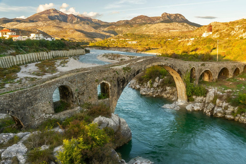 Desde Tirana: tour privado de un día a Shkoder y al lago Skadar