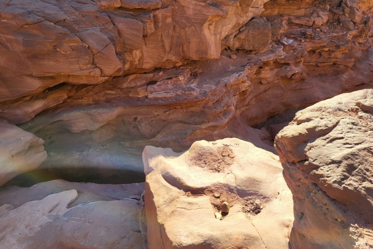 Von Sharm aus: Dahab, Jeep, Canyon, Kamel, Quad & Schnorchel Tour
