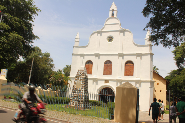 Fuerte Kochi y Ciudad Judía a pie, en tuk tuk y autobús públicoGrupo de hasta 6 Fort Kochi y Jewish Town en Tuk tuk, Autobús público