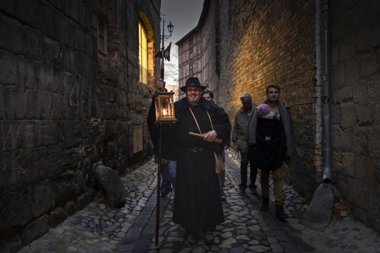 Quedlinburg: evening walk in a costum