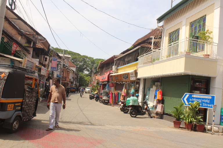 Fort Kochi i miasto żydowskie pieszo, tuk tukiem i autobusem publicznymZgrupuj do 6 osób Fort Kochi i żydowskie miasto w Tuk tuk, autobusem publicznym