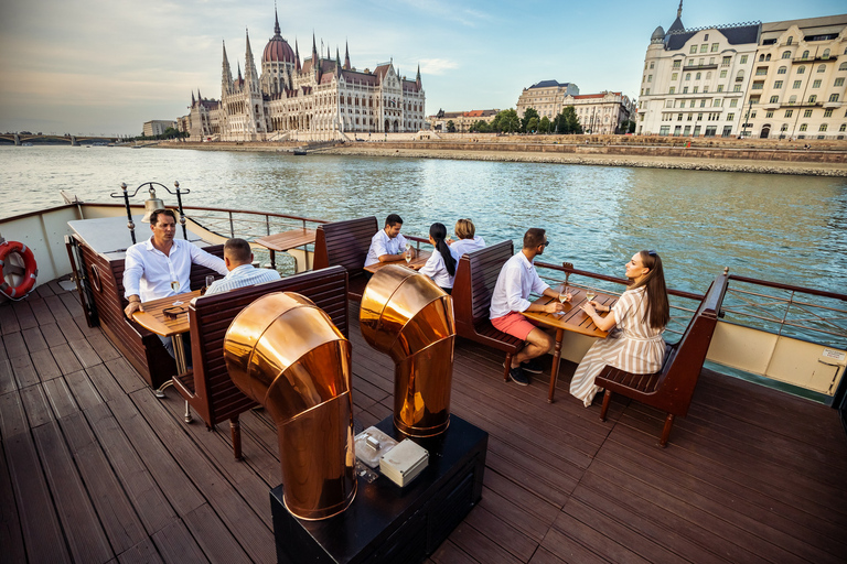 Budapest: Historic Cruise with Welcome DrinkHistorical Daytime Cruise with Tokaj Premium Frizzante