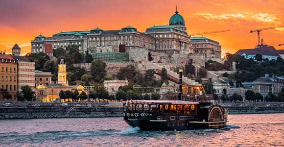 Budapest: Historische Bootsfahrt mit Begrüßungsgetränk
