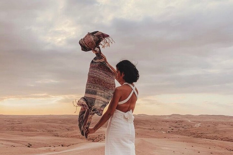 Depuis Marrakech : dîner dans le désert d'Agafay et balade en chameau au coucher du soleil