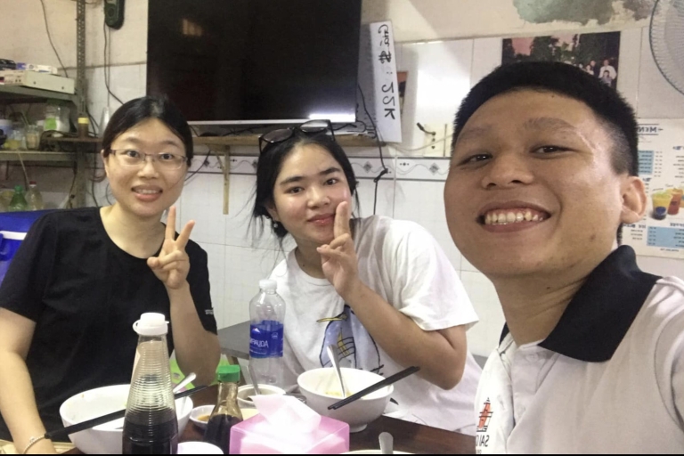 Ho Chi Minh: Visiting Chinatown with students on the bike Saigon Discover