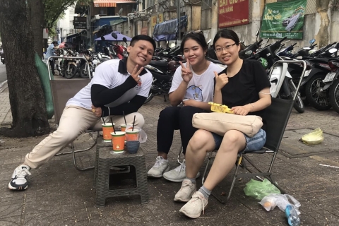Ho Chi Minh: Visiting Chinatown with students on the bike Saigon Discover