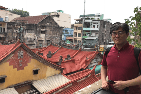 Ho Chi Minh: Visiting Chinatown with students on the bike Saigon Discover