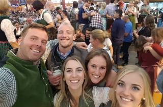 Picture: München: Oktoberfest local tour with food, beer and seats