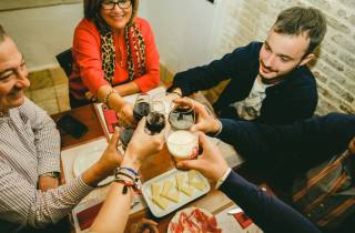 Sevilla: Kleingruppentour durch das jüdische Viertel mit Tapas und Getränken