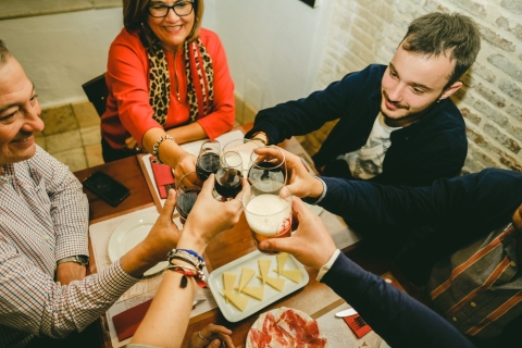 Sevilla: Kleingruppen-Tour durch das jüdische Viertel mit Tapas und Getränken