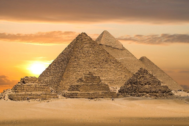 Piramidy z przewodnikiem, bazar i zwiedzanie muzeumPiramidy prowadzone przez kobiety i Muzeum Egipskie
