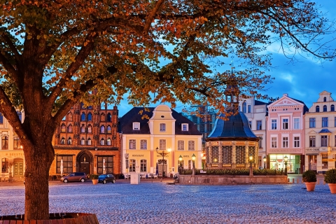 Visite guidée à pied de la vieille ville de Hambourg4 heures : Vieille ville, Speicherstadt et église Saint-Michel