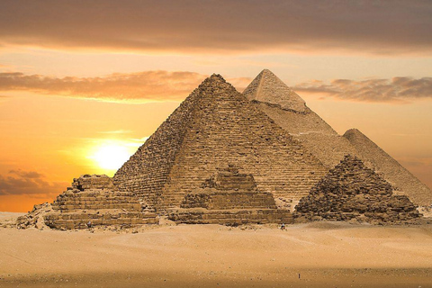 Pyramides, Sakkara et Memphis - Visite privée avec déjeunerVisite privée avec guide, transfert et déjeuner, à l&#039;exclusion des droits d&#039;entrée.