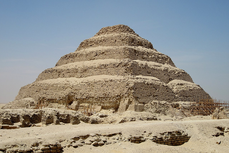 Pyramides, Sakkara et Memphis - Visite privée avec déjeunerVisite privée avec guide, transfert et déjeuner, à l&#039;exclusion des droits d&#039;entrée.