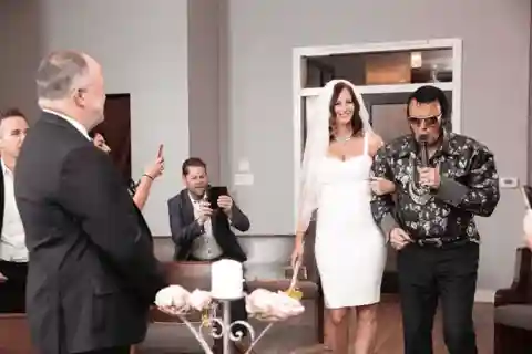 Viva Elvis Ceremony (Elvis)