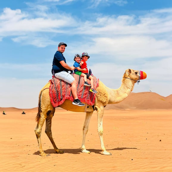 Dubai: Paseo en camello por el desierto con espectáculos en directo y cena bufé con barbacoa