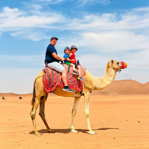 Dubai: Giro in cammello nel deserto con spettacoli dal vivo e cena a buffet BBQ