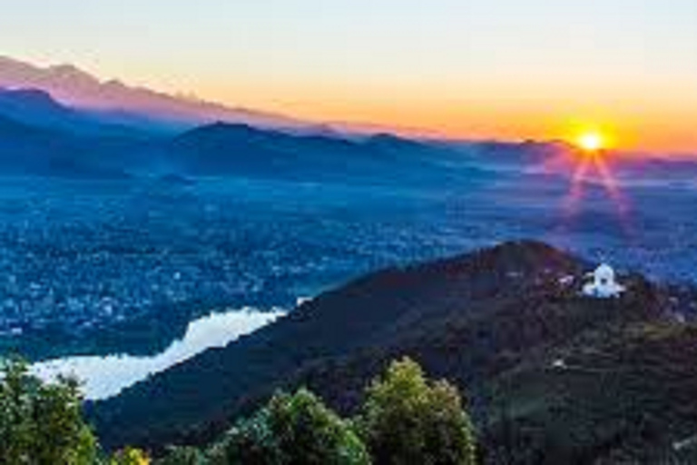 Excursión al atardecer (Pagoda de la Paz Mundial) desde la orilla del lago con GuíaExcursión al atardecer (Pagoda de la Paz Mundial) desde la orilla del lago