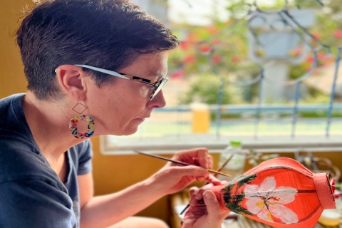 Hoi An: Herstellung einer faltbaren Laterne mit Acrylmalerei