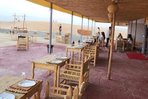 Dîner-spectacle magique et promenade à dos de chameau au coucher du soleil dans le désert d'Agafay