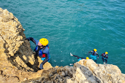 Albufeira: Tour guidato di Coasteering con salto dalle scogliereAlbufeira: tour guidato di coasteering con cliff jumping