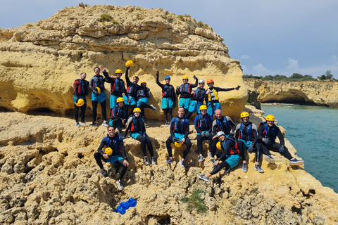 Albufeira: Tour guidato di Coasteering con salto dalle scogliereAlbufeira: tour guidato di coasteering con cliff jumping