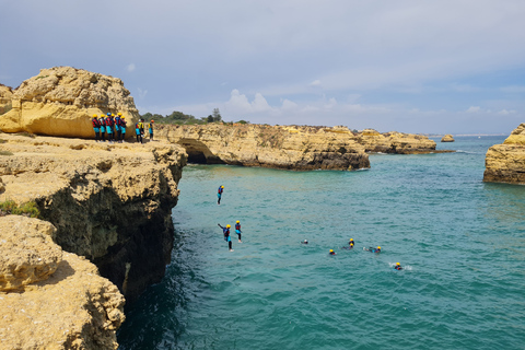 Albufeira: Excursão guiada de Coasteering com salto de penhascoAlbufeira: Passeio Guiado de Coasteering com Cliff Jumping