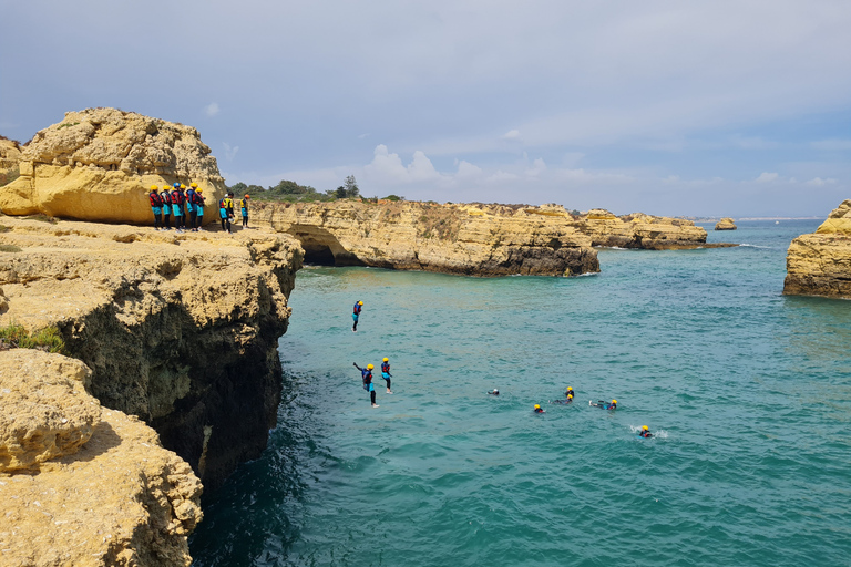 Albufeira: Tour guidato di Coasteering con salto dalle scogliereAlbufeira: tour guidato di coasteering con cliff jumping