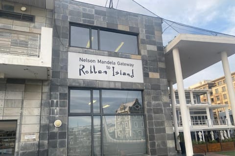 Robben Island Ferry Tour with Hotel Pickup from Cape Town