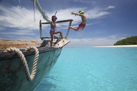 Journée de plongée avec masque et tuba à Mnemba et aux dauphins (partage de bateau)Journée de plongée avec masque et tuba à Mnemba + dauphins à partager