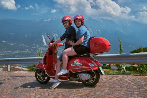 Riva del Garda: Tour autoguidato in vespa sul Lago di Garda