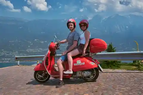 Malcesine: Tour autoguidato in vespa sul Lago di Garda