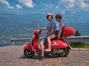 Мальчезине: Самостоятельная экскурсия на Vespa по озеру Гарда