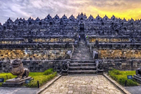 Visita a Borobudur: garante a subida ao topo da estrutura do templo