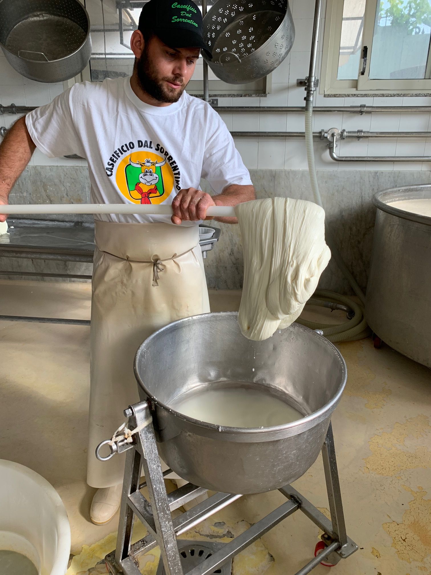 Neapel: Mozzarella-Herstellung & -Verkostung mit einer Familie