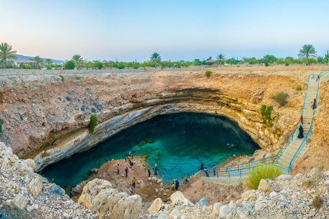 Excursión costera de aventura en Wadi Shab y BimmahExcursión costera de aventura en Omán