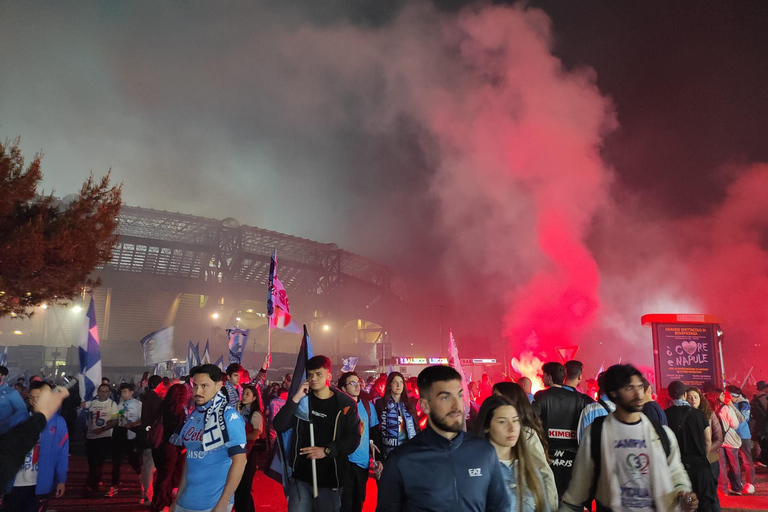 Napoli: Tour guidato a piedi dell&#039;esterno dello Stadio MaradonaNapoli: Hooligan Walk allo Stadio Diego Armando Maradona