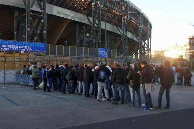 Napoli: Tour guidato a piedi dell&#039;esterno dello Stadio MaradonaNapoli: Hooligan Walk allo Stadio Diego Armando Maradona