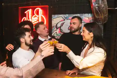 London: Historical Walking Tour with 4 Drinks in Soho