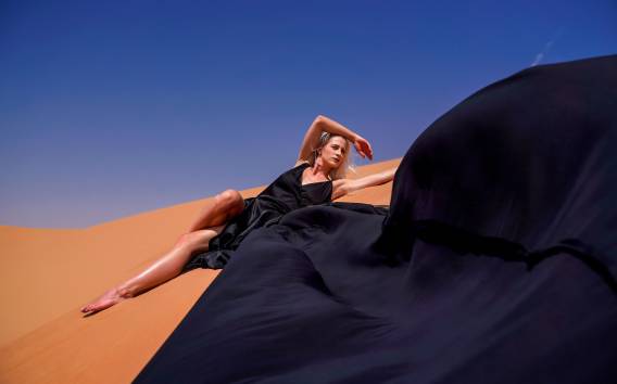 Dubai: Fliegendes Kleid mit Fotografie und Dünenfahrt