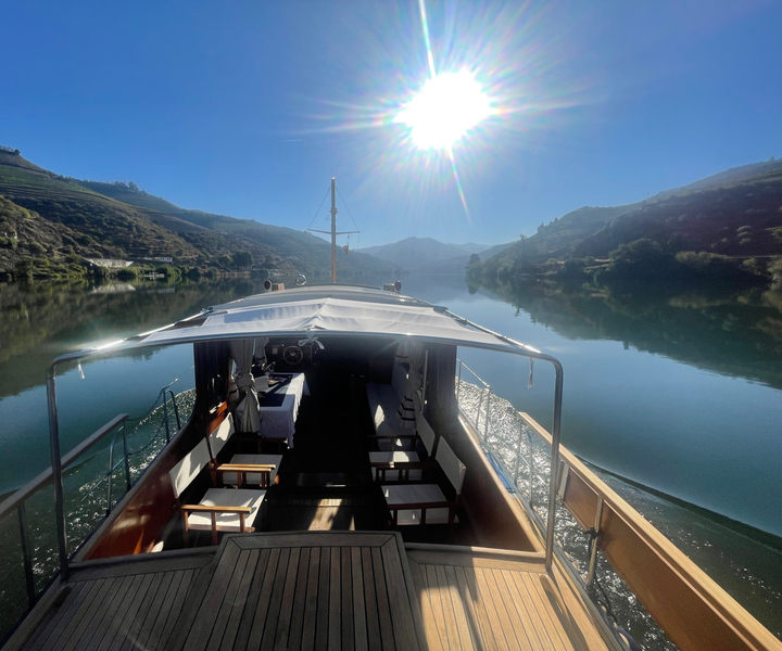 Cruzeiros exclusivos em iate vínico no vale do douro