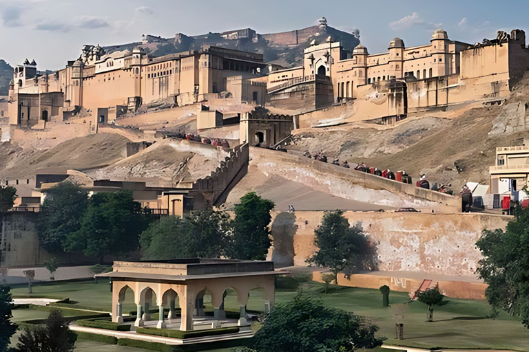 Jaipur do Agry taksówką przez Abhaneri i Fatehpur Sikri -TransferJaipur do Agry przez Fatehpur Sikri - prywatny transfer w kabinie