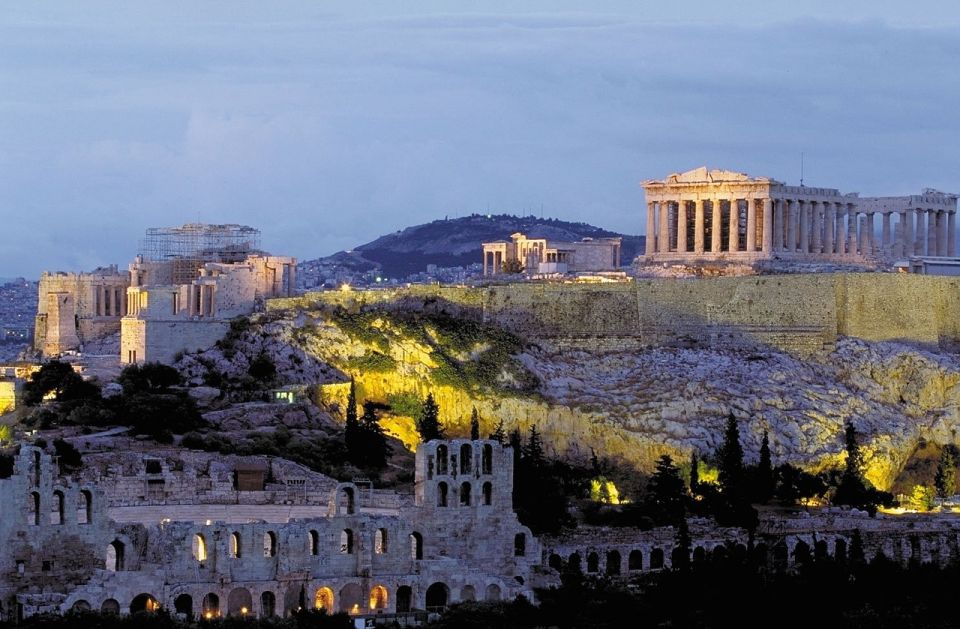 Atene: Tour guidato della vita notturna con degustazione di vini e formaggi
