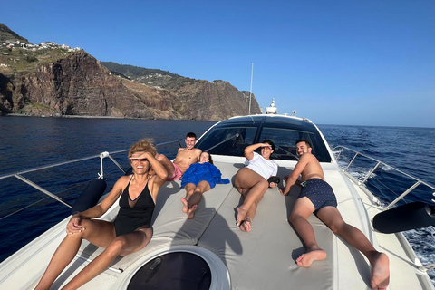 Calheta: Charter Privado - Aestus Luxury BoatCalheta: Charter Privado – Barco de Luxo Aestus