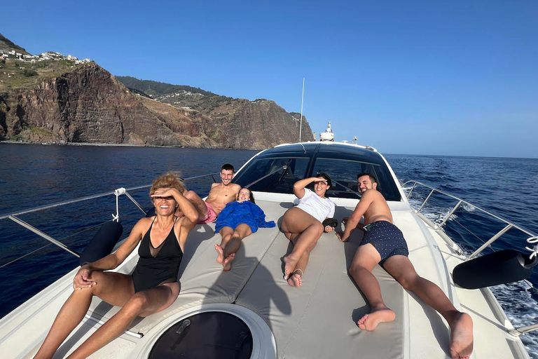 Calheta: Charter Privado - Aestus Luxury BoatCalheta: Charter Privado – Barco de Luxo Aestus