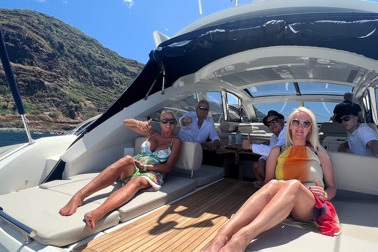 Calheta: Charter Privado - Aestus Luxury BoatCalheta: Charter Privado – Barco de Luxo Aestus