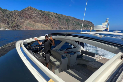 Calheta: Charter Privado - Aestus Luxury BoatCalheta: Charter Privado – Barco de Luxo Aestus